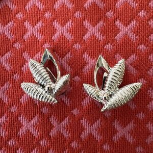 Vintage Tara Ribbed & Smooth Silver Tone Leaf Cone Clip On Earrings